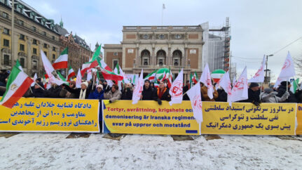 Svensk-iranier uppmärksammar 45 årsdagen av revolutionen mot shahen och stöder det folkliga uppror som pågår i Iran under en demonstrationen i Stockholm, den 10 februari 2024