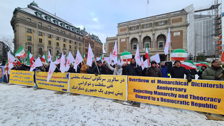 Svensk-iranier uppmärksammar 45 årsdagen av revolutionen mot shahen och stöder det folkliga uppror som pågår i Iran under en demonstrationen i Stockholm, den 10 februari 2024