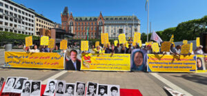 Norrmalmstorget, Stockholm, lördagen den 25 maj 2024: Svensk- och exiliranier, sympatisörer till Iranska nationella motståndsrådet (NCRI), uttrycker stöd för iranska folket och firar iranska regimens president Raisis död under en demonstration.