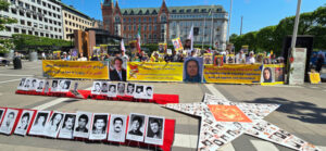 Norrmalmstorget, Stockholm, lördagen den 25 maj 2024: Svensk- och exiliranier, sympatisörer till Iranska nationella motståndsrådet (NCRI), uttrycker stöd för iranska folket och firar iranska regimens president Raisis död under en demonstration.