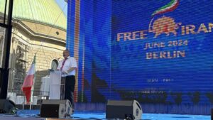 Peter Altmaier, tidigare tysk minister, talar vid iraniernas stora sammankomst i Berlin till stöd för den folkliga kampen för ett fritt och demokratiskt Iran, den 29 juni.