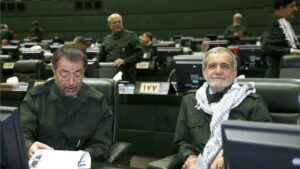 Massoud Pezeshkian kläd i revolutionsgardets uniform
