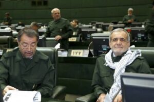 Massoud Pezeshkian kläd i revolutionsgardets uniform
