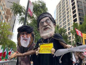 Demonstration utanför FN:s högkvarter i NY, den 24 september 2024: maskotar som förställer iranska regimens högste ledare, Khamenei, och hans destabiliserade aktiviteter.