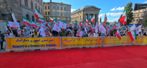 Svensk- och exiliranier, sympatisörer till Iranska nationella motståndsrådet (NCRI), höll en manifestation på Mynttorget på lördagen för att uppmärksamma tvåårsdagen av det folkliga upproret i Iran.