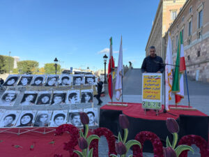 Mynttorget, Stockholm, 12 oktober 2024: Svensk- och exiliranier, sympatisörer till Iranska nationella motståndsrådet (NCRI), hedrar det iranska folkets martyrer från de senaste folkliga upproren i Iran samt de 30 000 politiska fångar som regimen avrättade under massakern 1988, varav en majoritet tillhörde den demokratiska oppositionsgruppen Folkets Mojahedin.