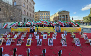 Mynttorget, Stockholm, 12 oktober 2024: Svensk- och exiliranier uppmärksammar och stöder den iranska oppositionsledaren Maryam Rajavis uppmaning till en internationell kampanj mot avrättningarna i Iran.