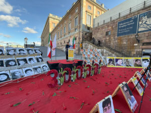 Mynttorget, Stockholm, 12 oktober 2024: Svensk- och exiliranier, sympatisörer till Iranska nationella motståndsrådet (NCRI), hedrar det iranska folkets martyrer från de senaste folkliga upproren i Iran samt de 30 000 politiska fångar som regimen avrättade under massakern 1988, varav en majoritet tillhörde den demokratiska oppositionsgruppen Folkets Mojahedin.