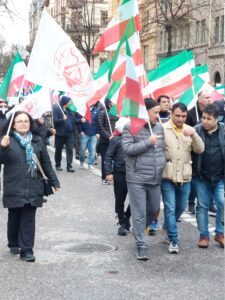 Norrmalmstorg, Stockholm, 2025-04-19: Svensk- och exiliranier, sympatisörer till Iranska nationella motståndsrådet (NCRI), marscherar genom centrala Stockholm med den iranska flaggan till stöd för det iranska folket och motståndsrörelsen i deras kampen för att etablera en fri och demokratisk republik i Iran.