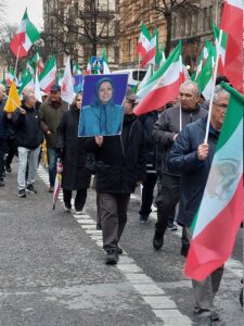 Norrmalmstorg, Stockholm, 2025-04-19: Svensk- och exiliranier, sympatisörer till Iranska nationella motståndsrådet (NCRI), marscherar genom centrala Stockholm med den iranska flaggan till stöd för det iranska folket och motståndsrörelsen i deras kampen för att etablera en fri och demokratisk republik i Iran.