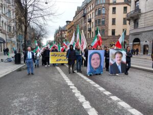 Norrmalmstorg, Stockholm, 2025-04-19: Svensk- och exiliranier, sympatisörer till Iranska nationella motståndsrådet (NCRI), marscherar genom centrala Stockholm med den iranska flaggan till stöd för det iranska folket och motståndsrörelsen i deras kampen för att etablera en fri och demokratisk republik i Iran.