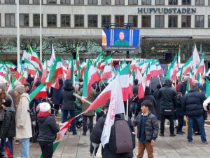 Norrmalmstorg, Stockholm, 2025-04-19: Svensk- och exiliranier, sympatisörer till Iranska nationella motståndsrådet (NCRI), håller en stor demonstration till stöd för det iranska folket och motståndsrörelsen i deras kampen för att etablera en fri och demokratisk republik i Iran.