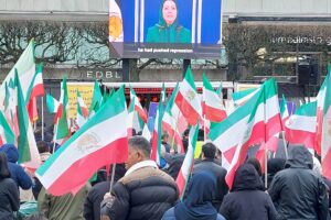Norrmalmstorg, Stockholm, 2025-04-19: Svensk- och exiliranier, sympatisörer till Iranska nationella motståndsrådet (NCRI), håller en stor demonstration till stöd för det iranska folket och motståndsrörelsen i deras kampen för att etablera en fri och demokratisk republik i Iran.