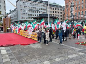 Norrmalmstorg, Stockholm, 2025-04-19: Svensk- och exiliranier, sympatisörer till Iranska nationella motståndsrådet (NCRI), håller en stor demonstration till stöd för det iranska folket och motståndsrörelsen i deras kampen för att etablera en fri och demokratisk republik i Iran.